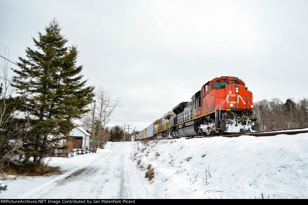 CN 8957 leads 403 at Rue De La Gare